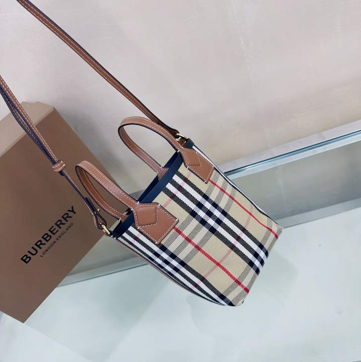 Picture of Burberry Handbags _SKUfw233324350fw